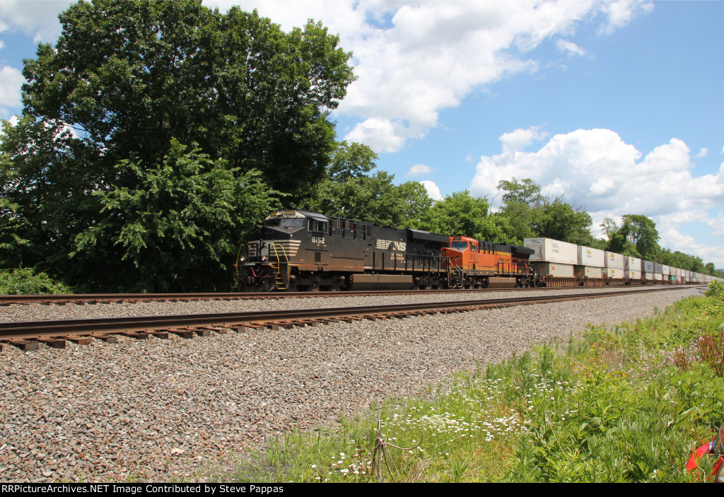 NS 8152 leads train 21G